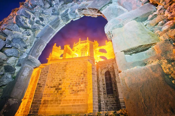 Kerk op castro urdiales en boog van oude rampart — Stockfoto