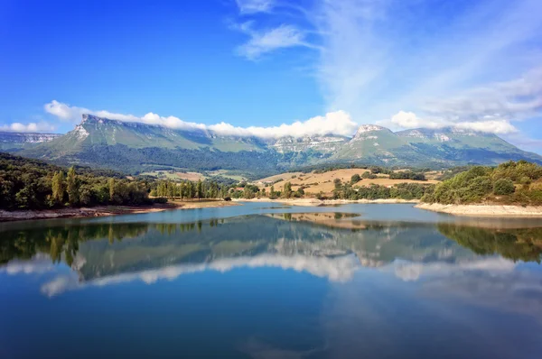 Montañas en el país vasco con un embalse — Foto de Stock