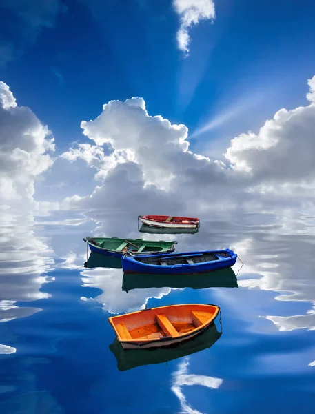 Fantasie Meereslandschaft Mit Booten Und Wasserspiegelungen — Stockfoto