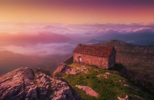 丘の上に霧が立ち 驚くほどの日の出に山の頂上にあるサンタ エウフェミア庵 — ストック写真