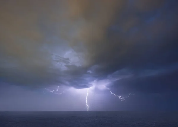 Καταιγίδα Αστραπή Στον Θυελλώδη Σκοτεινό Ουρανό Πάνω Από Θάλασσα — Φωτογραφία Αρχείου