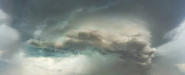 Δραματική Καταιγίδα Θυελλώδη Σύννεφα Και Βροχή Στον Ουρανό — Φωτογραφία Αρχείου