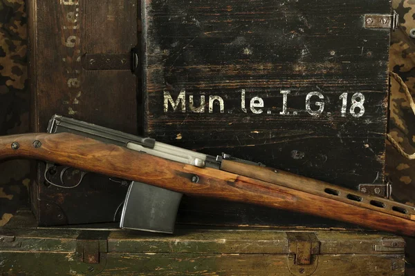 Rifle Equipamiento Militar Sobre Fondo Madera Con Camuflaje —  Fotos de Stock