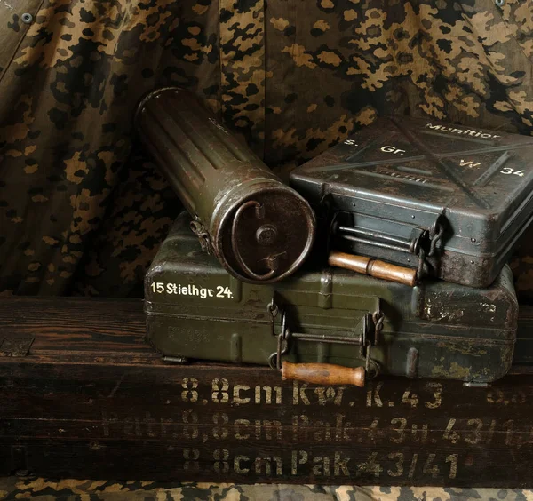 Cajas Metal Vintage Para Mortero Granadas Artillería Sobre Fondo Tienda —  Fotos de Stock