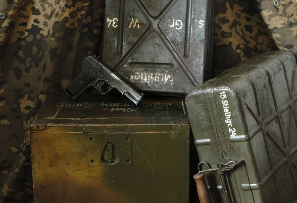 Ww2 Pistola Soviética Una Caja Madera Con Euipment Militar Fotos de stock