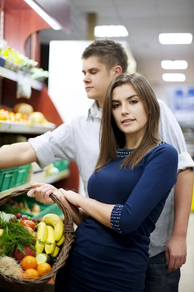 若いカップルの食料品店でのショッピング — ストック写真