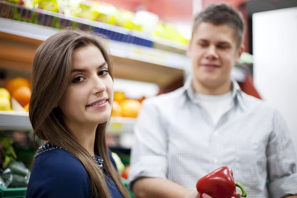 Pareja joven de compras en las tiendas de comestibles — Foto de Stock