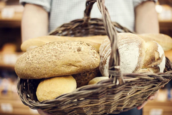 Korg fylld baka bröd — Stockfoto