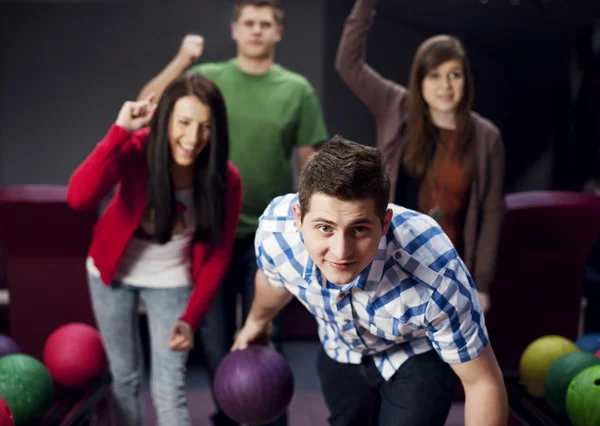 Vänner bowling tillsammans — Stockfoto