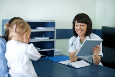 Tablette gösteren annenin tıbbi sonuçları doktor