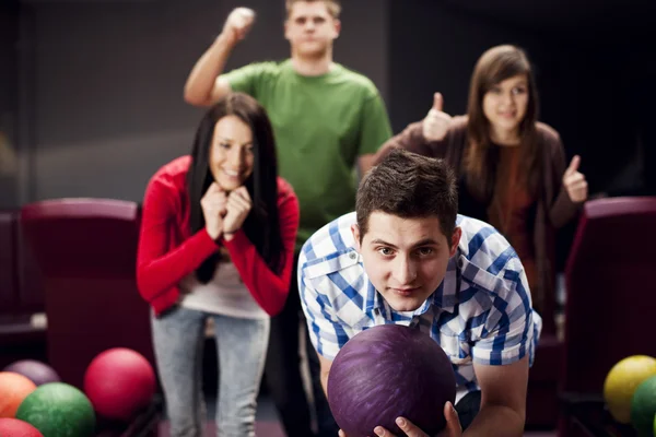 Friends bowling together — Stock Photo, Image
