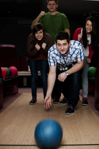 Vänner bowling tillsammans — Stockfoto