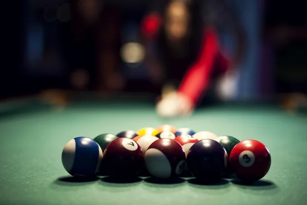 Genç kadın oyun Bilardo — Stok fotoğraf