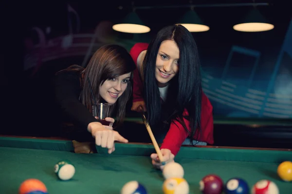 Dos chicas jugando billar juego — Foto de Stock