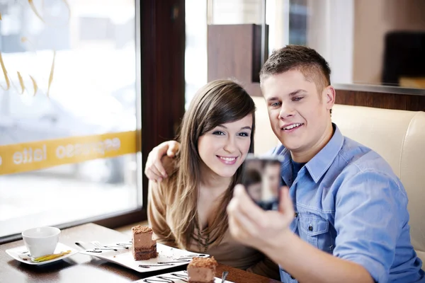 Pareja tomando fotos en la cafetería —  Fotos de Stock