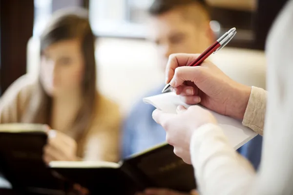 Jong stel in restaurant — Stockfoto