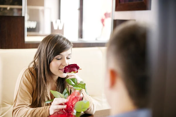 Junger Mann gibt seiner Freundin eine Rose — Stockfoto