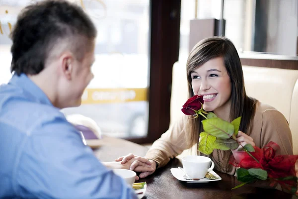 Junger Mann gibt seiner Freundin eine Rose — Stockfoto
