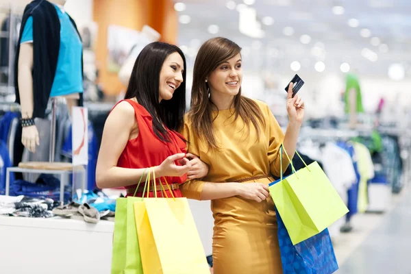 Twee vriendinnen met shopping tassen — Stockfoto