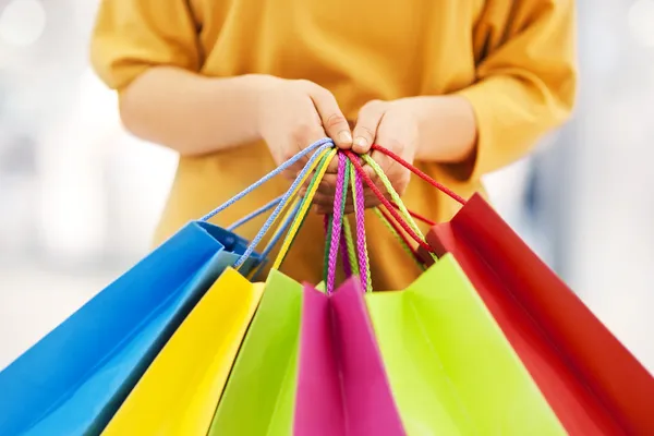 Mulher segurando sacos de compras — Fotografia de Stock