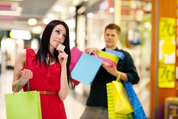 Jonge vrouw te veel geld om te winkelen — Stockfoto