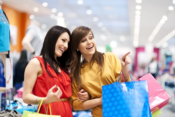 Twee vriendinnen met shopping tassen — Stockfoto