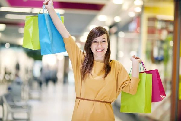 Jeune femme avec sac à provisions — Photo