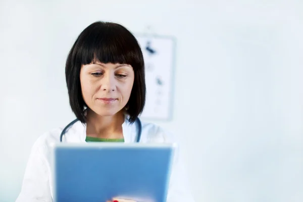 Vrouwelijke arts bedrijf Tablet PC — Stockfoto