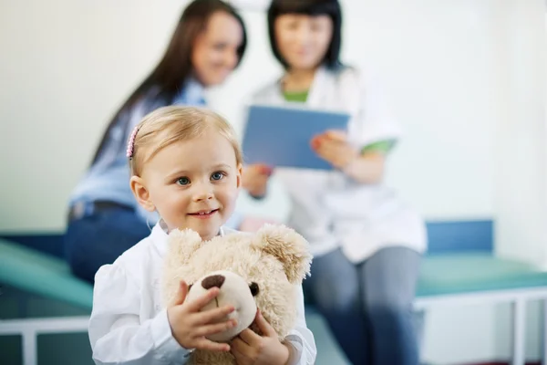 Liten flicka på läkare kontor — Stockfoto