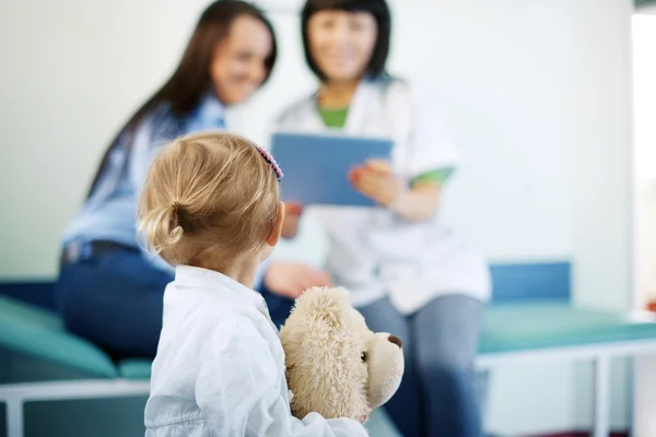 Little girl at doctors office — Stock Photo, Image