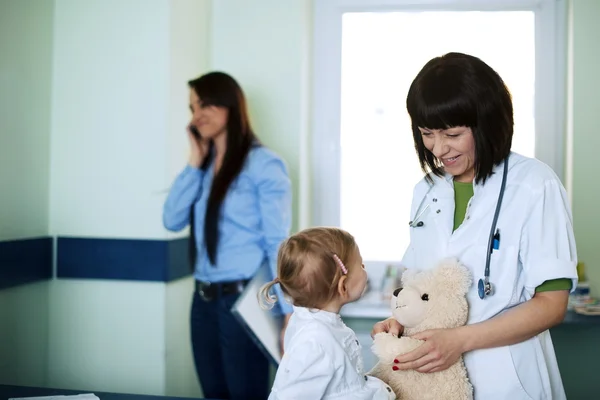 Empresaria ocupada llevando a su hija al médico — Foto de Stock