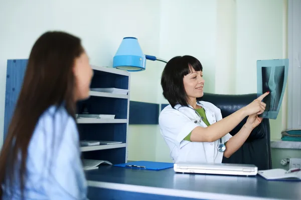 Médico e paciente olhando para raio-x — Fotografia de Stock