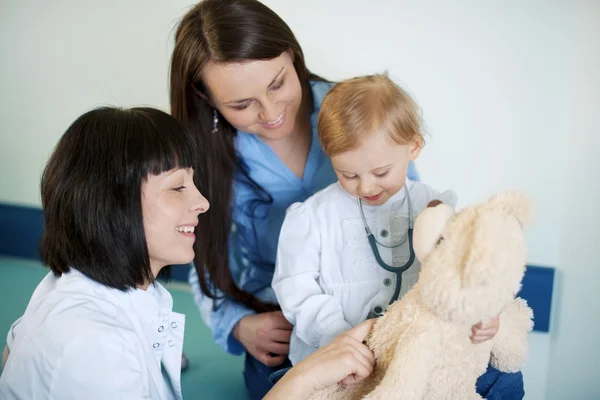 Spelen met kind bij artsen kantoor — Stockfoto