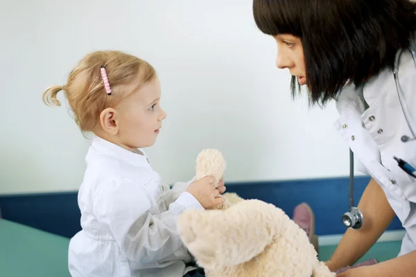 Doctor with baby girl — Stock Photo, Image