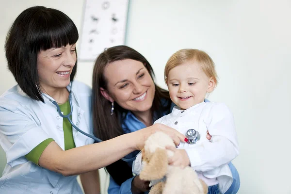 Medico esaminando bambino — Foto Stock