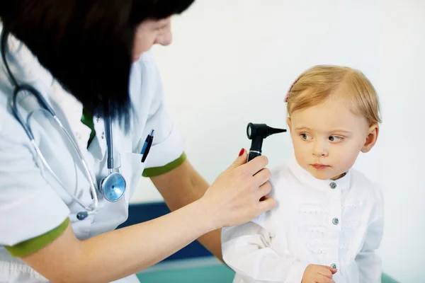 Barnläkare gör örat examen av baby girl — Stockfoto