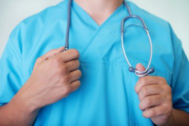 Doktor steteskop tutuyor.