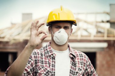 kask ve koruyucu maske ile işçi