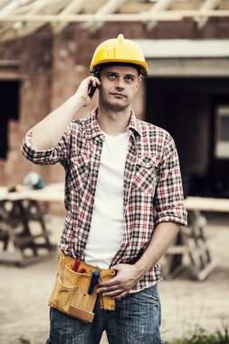 İnşaat işçisi ile hareket eden telefon