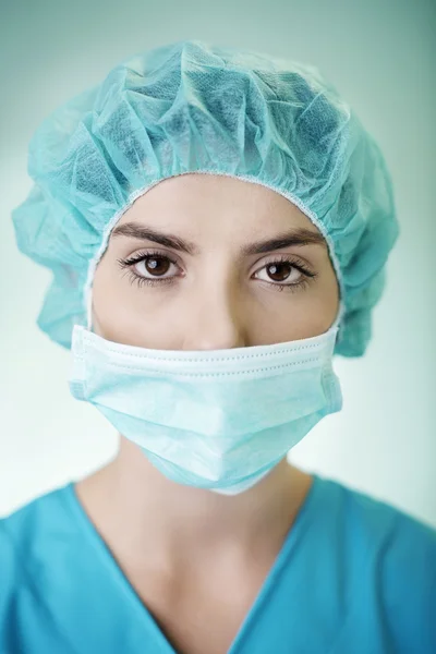 Retrato de uma jovem cirurgiã — Fotografia de Stock