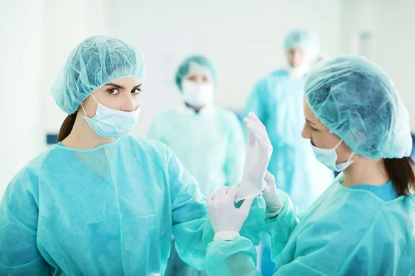 Médicos preparándose para la cirugía — Foto de Stock