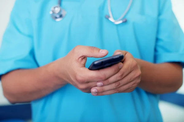 Médico mensajes de texto en el teléfono móvil —  Fotos de Stock