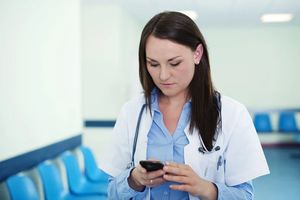 Mladý ženský lékař SMS — Stock fotografie