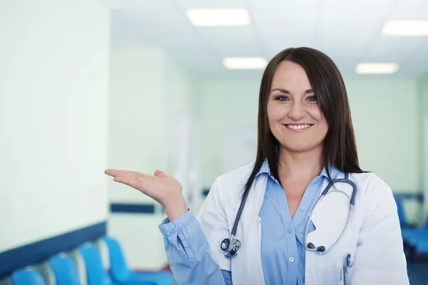 Retrato de jovem médica — Fotografia de Stock