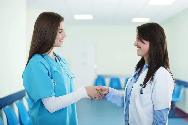 Doctors shaking hands in hospital — Stock Photo, Image
