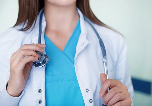 Médico segurando estetoscópio — Fotografia de Stock