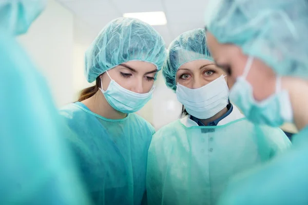 Médicos se preparando para a cirurgia — Fotografia de Stock