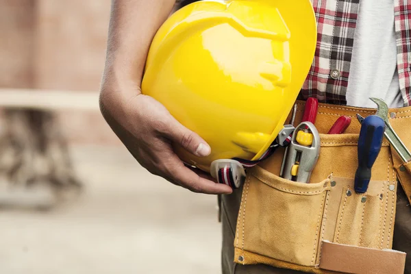 Primer plano de la explotación del casco por parte del trabajador de la construcción —  Fotos de Stock