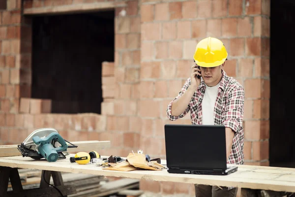Mobil telefonda konuşurken marangoz — Stok fotoğraf