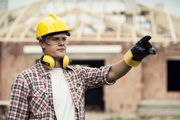 Construction worker pointing at something — Stock Photo, Image